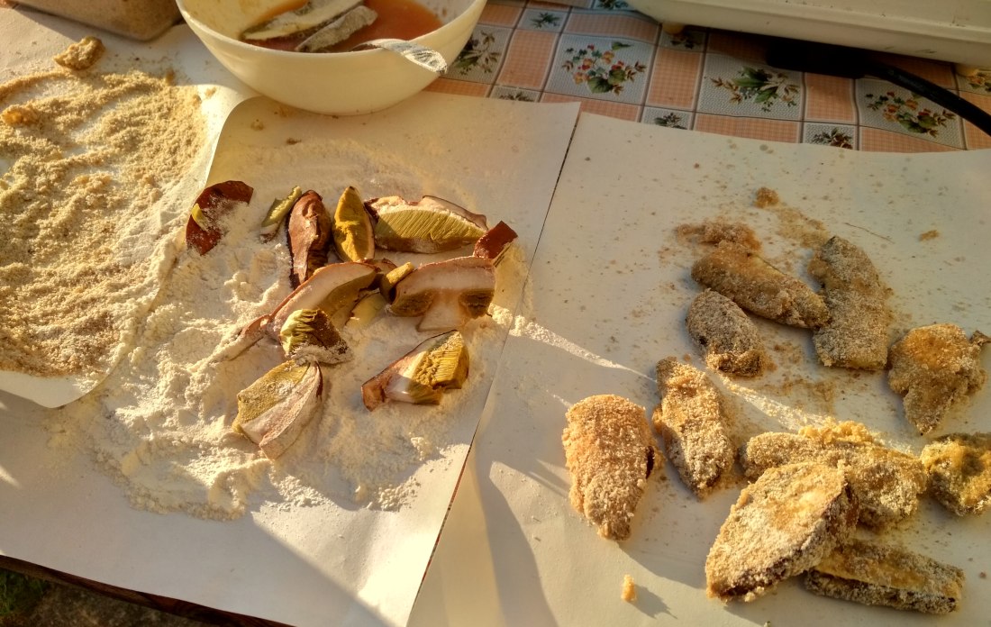 Houbové řízky - obalování