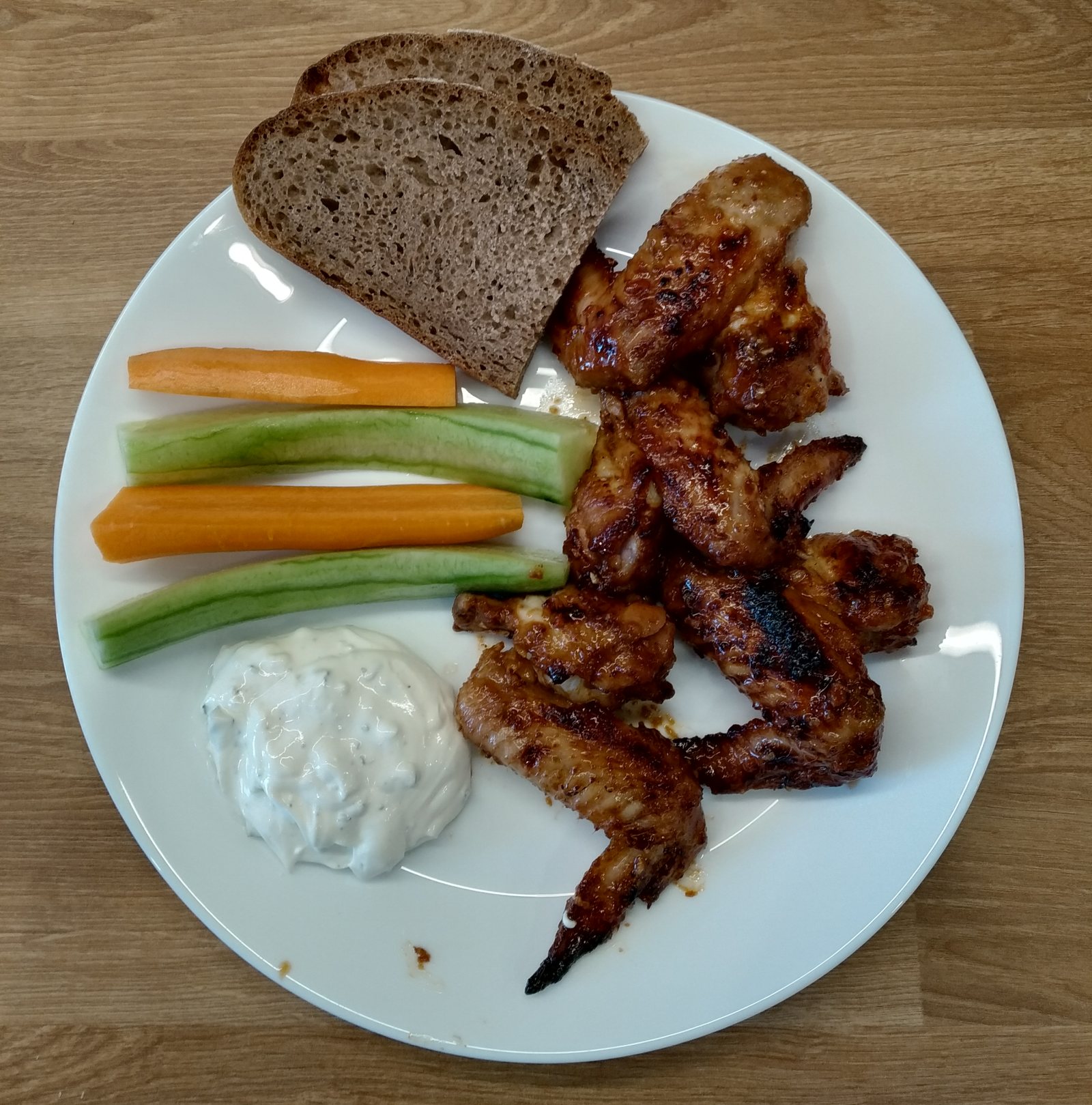 Kuřecí křídla v medové marinádě - servírujeme