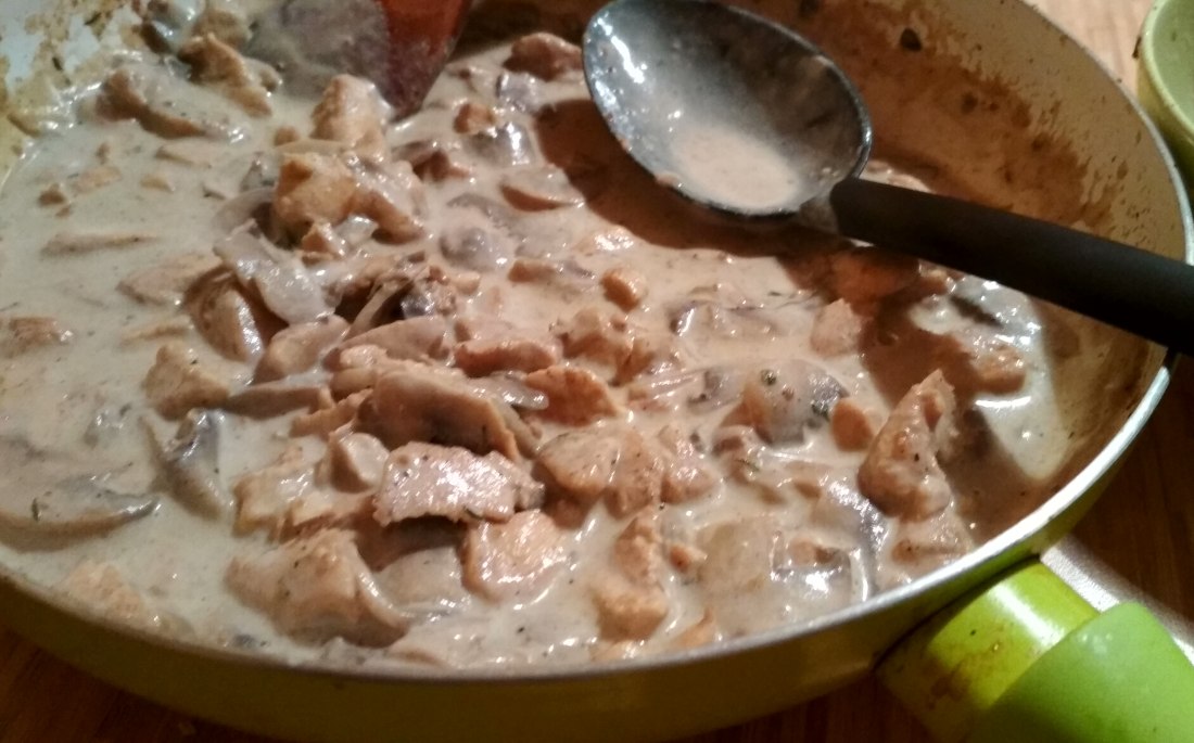 Kuřecí nudličky se žampiony a smetanovou omáčkou