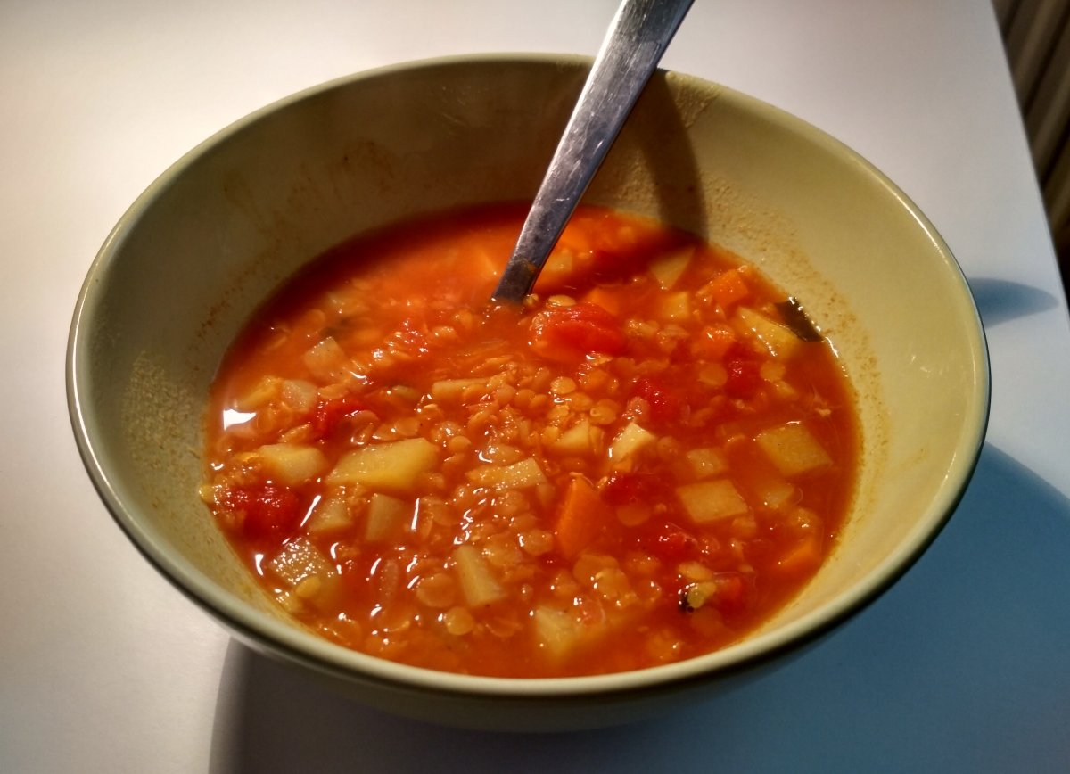 Polévka z červené čočky