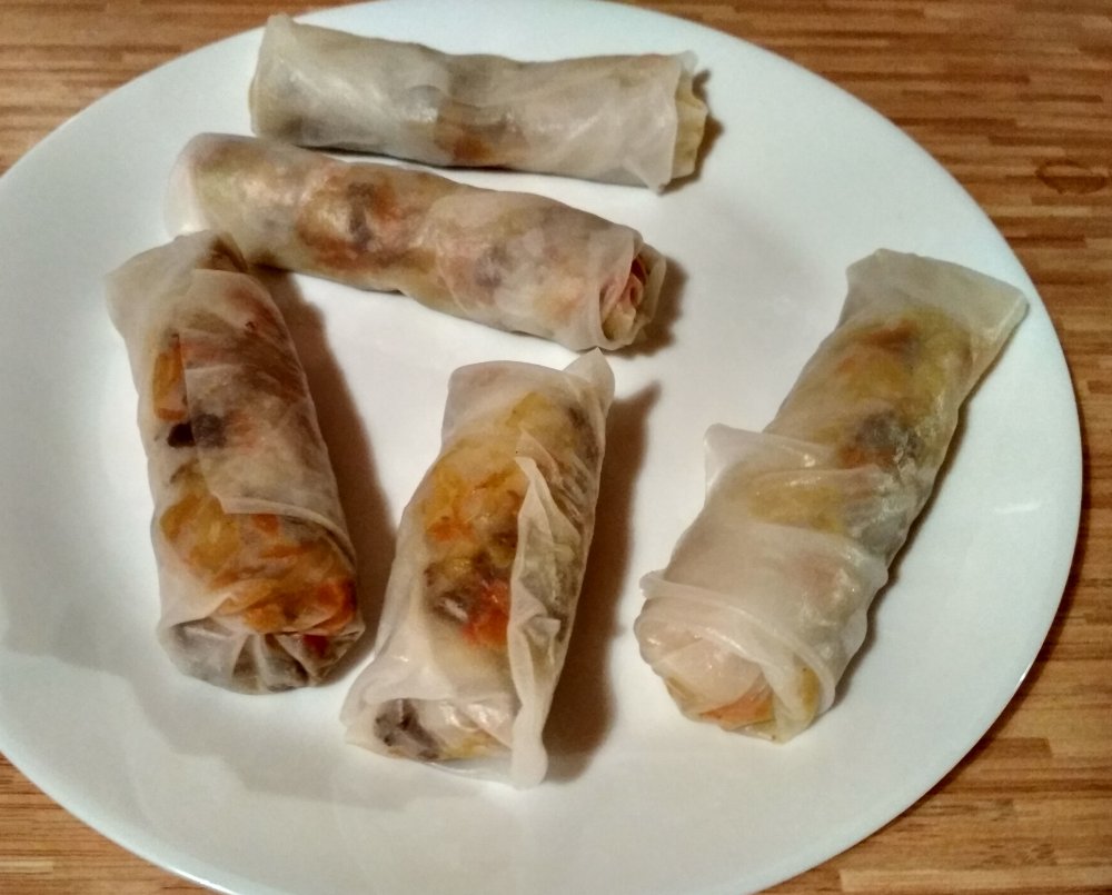 Zabalené jarní závitky před smažením