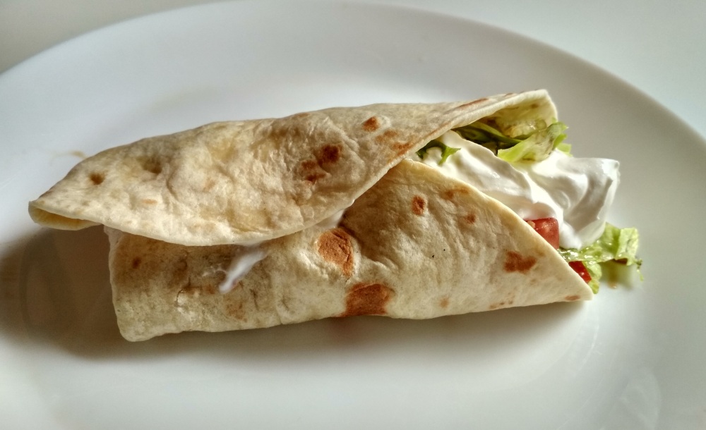 Tortilly s masem, salátem a kysanou smetanou